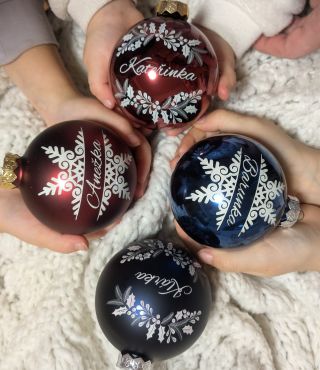 Baňky se jménem pro ten náš čtyřlístek 🍀♥️♥️♥️♥️ Když se v říjnu Klárinka narodila a nám přišly ty krásné velké skleněné...