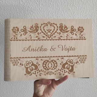 Vzpomínám si na ten páteční večer v září před svatbou sestřenky, kdy jsme asi do půlnoci dotahovali výrobu tohoto...